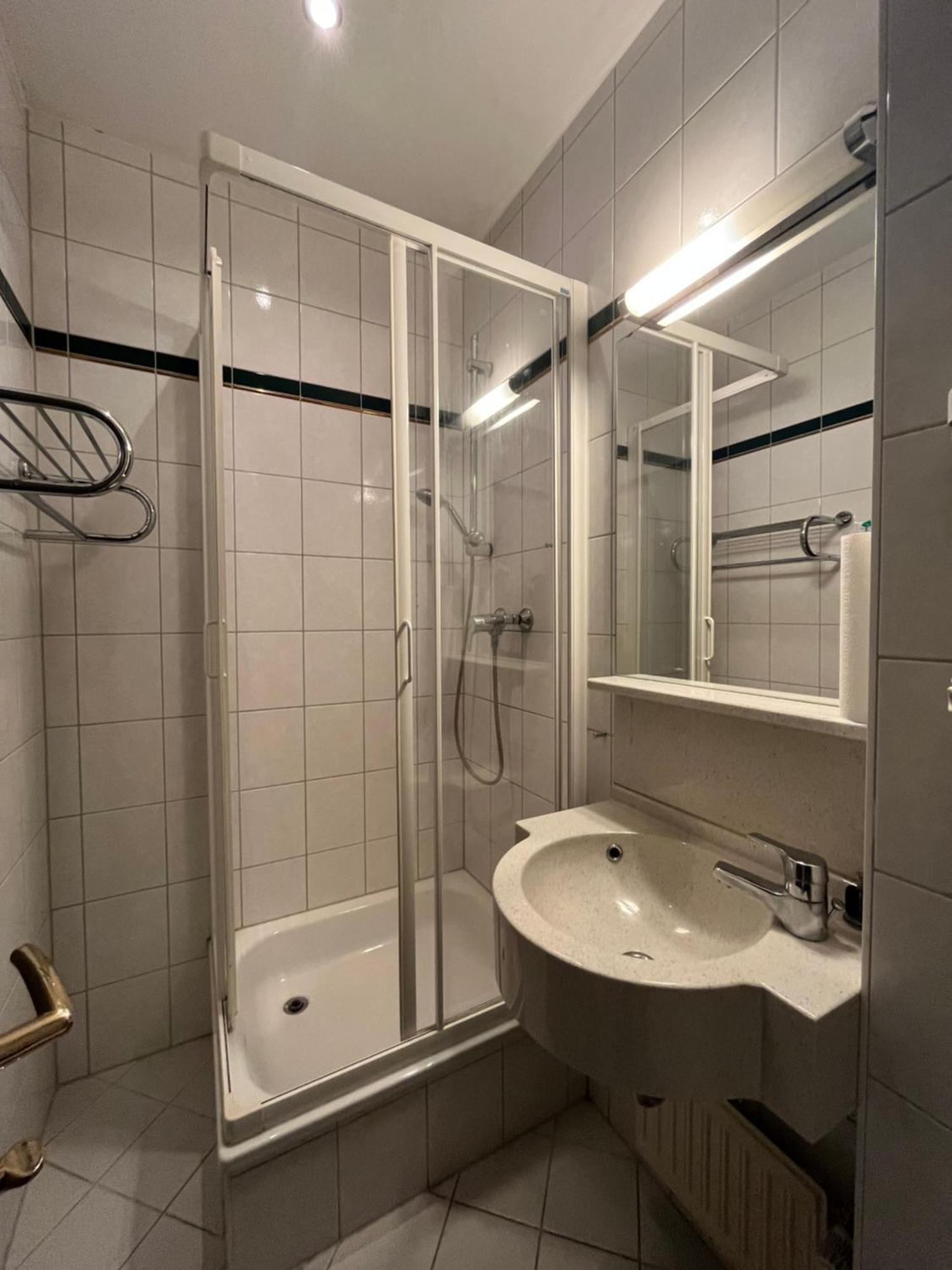 1, 2, Sleep Boardinghouse Unterschleissheim Zentrum Eksteriør billede