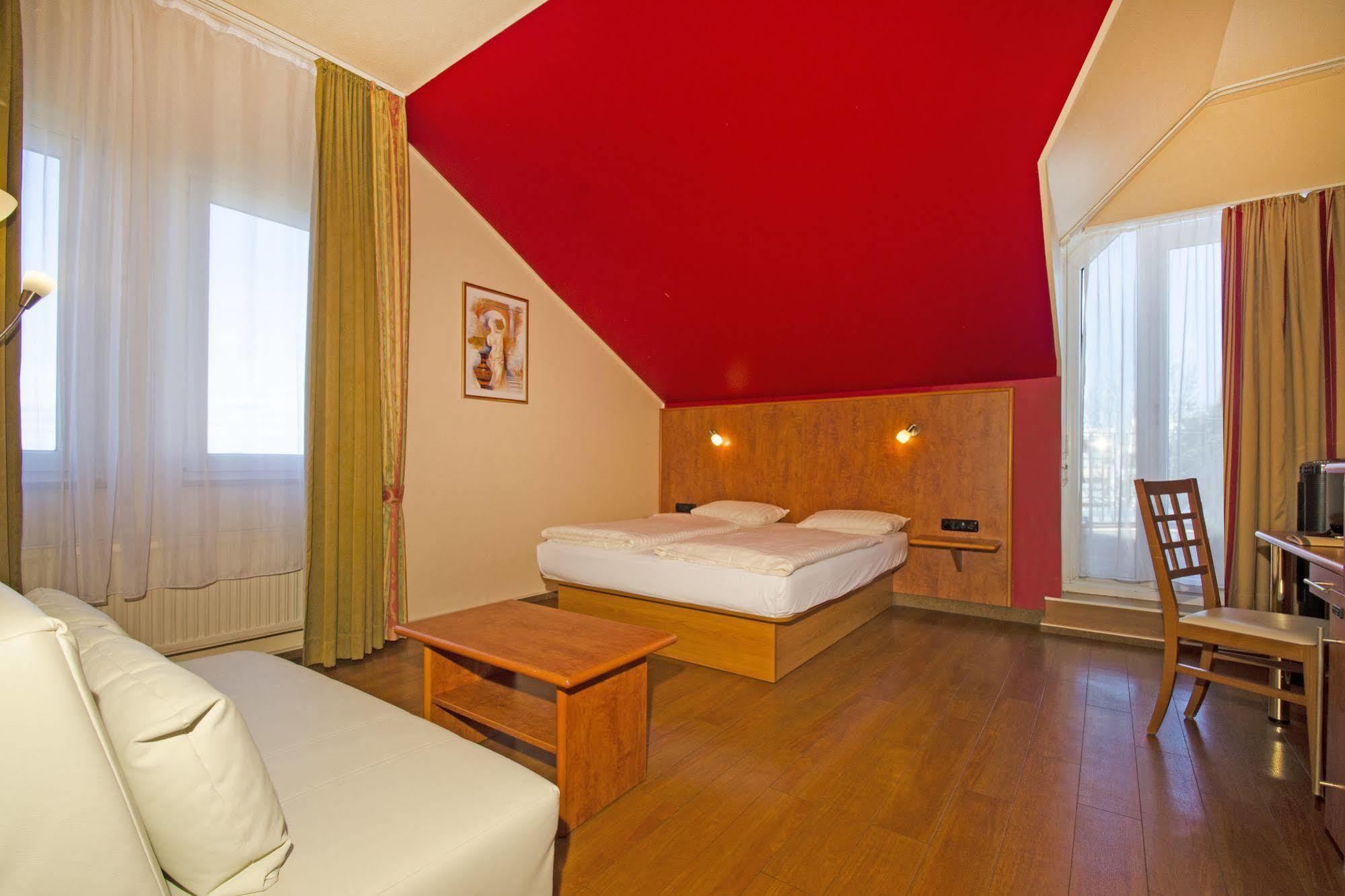 1, 2, Sleep Boardinghouse Unterschleissheim Zentrum Eksteriør billede