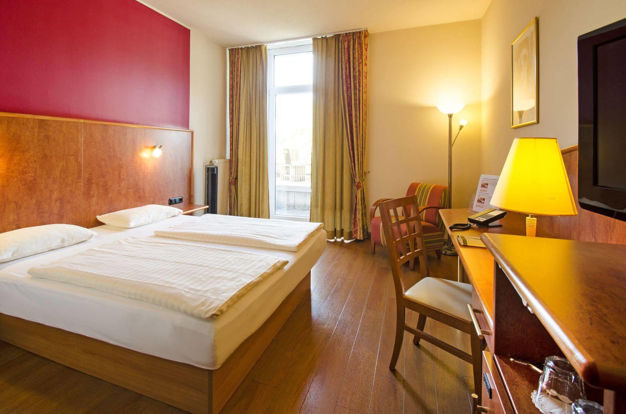 1, 2, Sleep Boardinghouse Unterschleissheim Zentrum Eksteriør billede